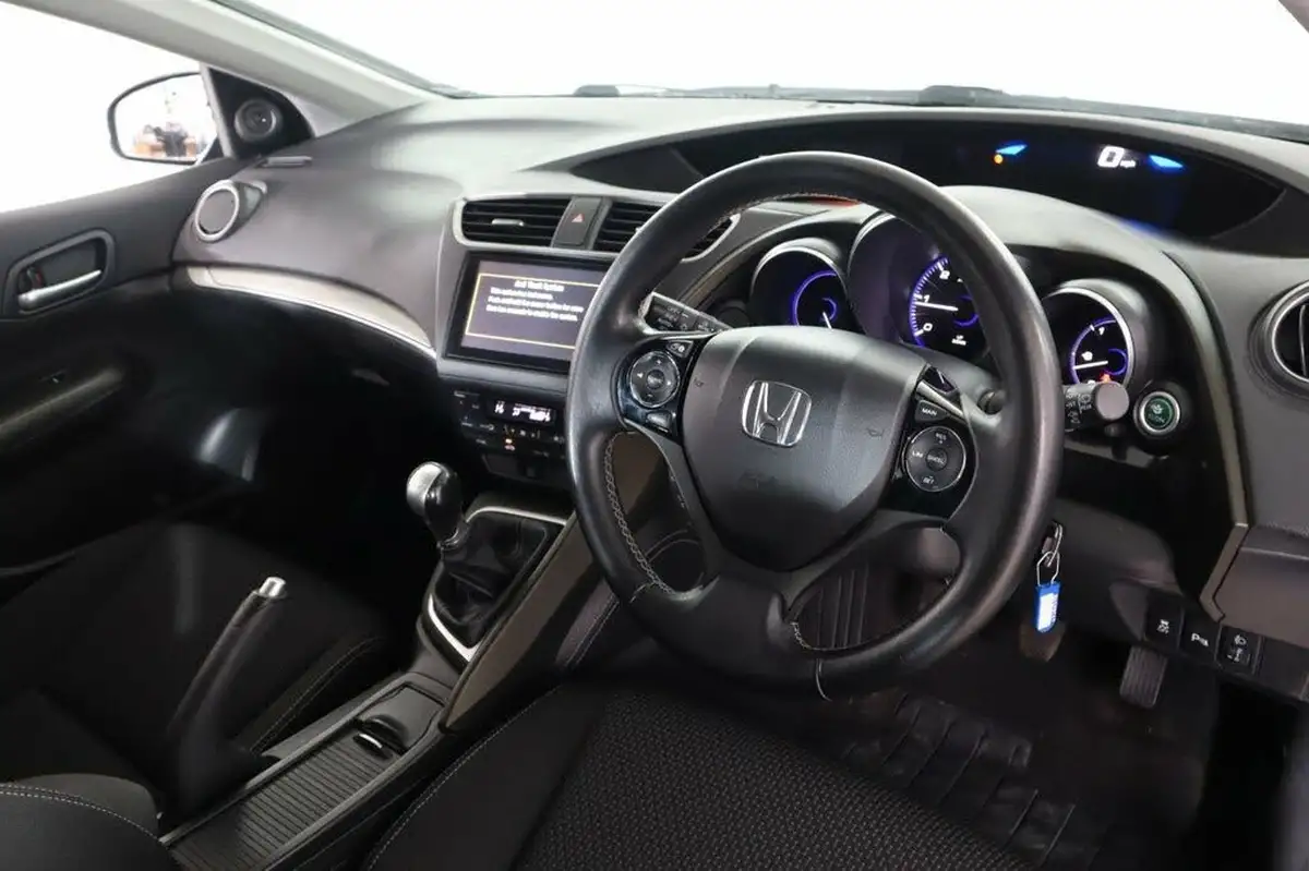 2015-honda-civic-16-i-dtec-se-plus-honda-connect-hatchback-big-14