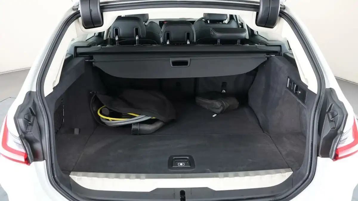 2022-bmw-3-series-20-330e-sport-touring-5d-big-17