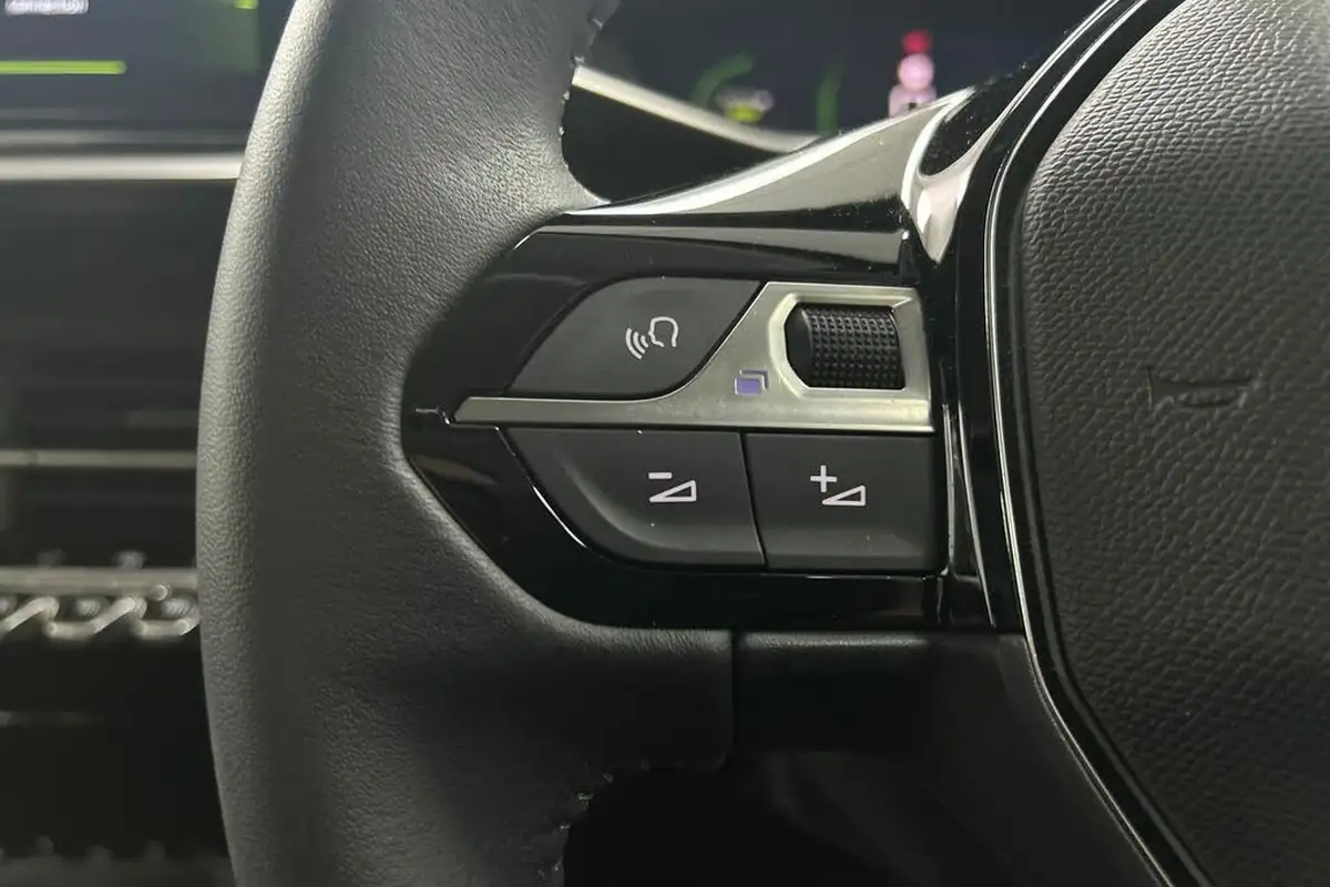 2022-peugeot-208-12-puretech-allure-premium-100ps-big-7