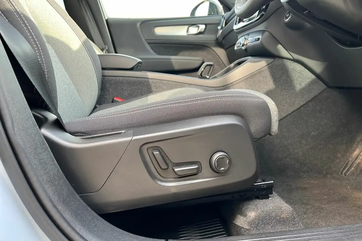 2024-volvo-xc40-20-b3-plus-big-21