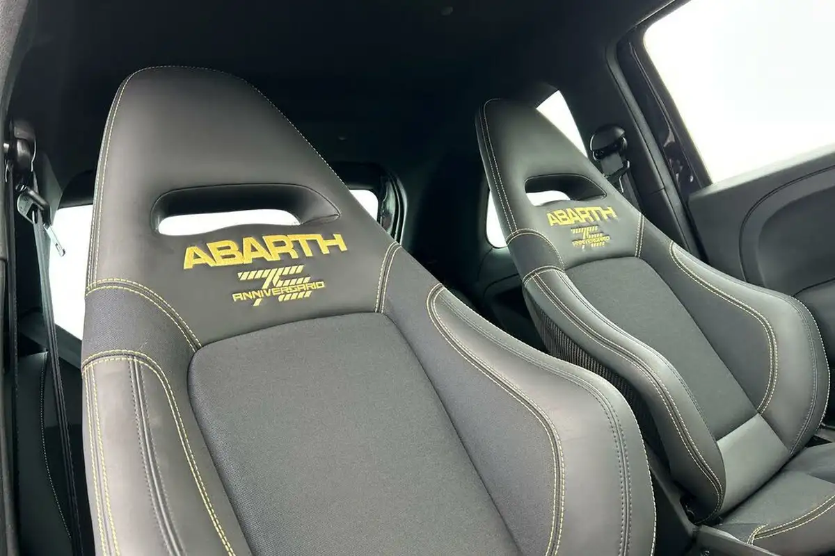 2024-abarth-695-14-tjet-75th-anniversario-big-31