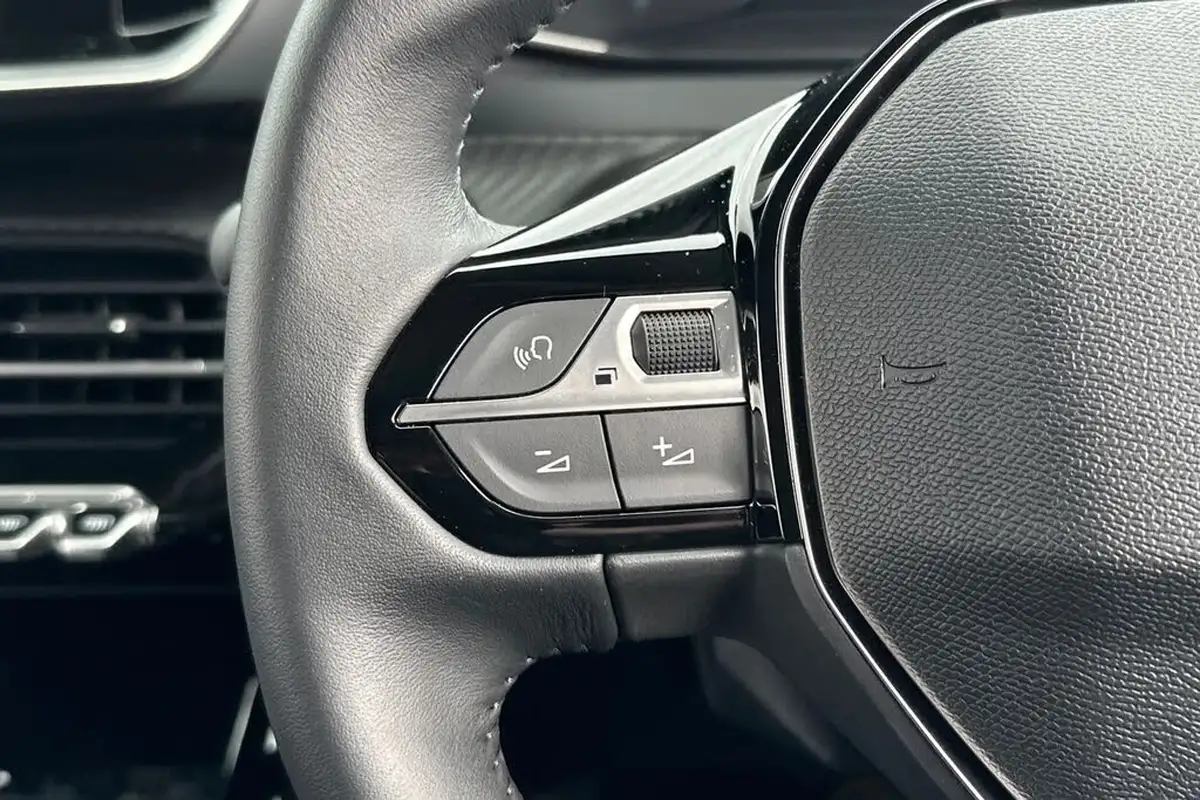2024-peugeot-208-e-e-style-big-38