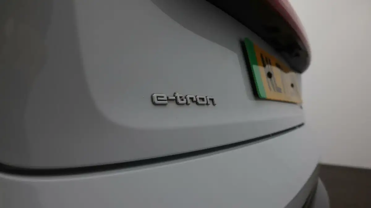2021-audi-e-tron-50e-technik-station-wagon-big-22