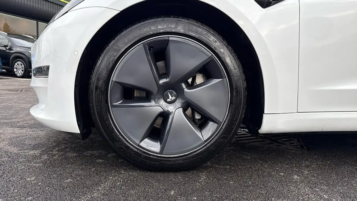 2021-tesla-model-3-e-long-range-awd-big-16