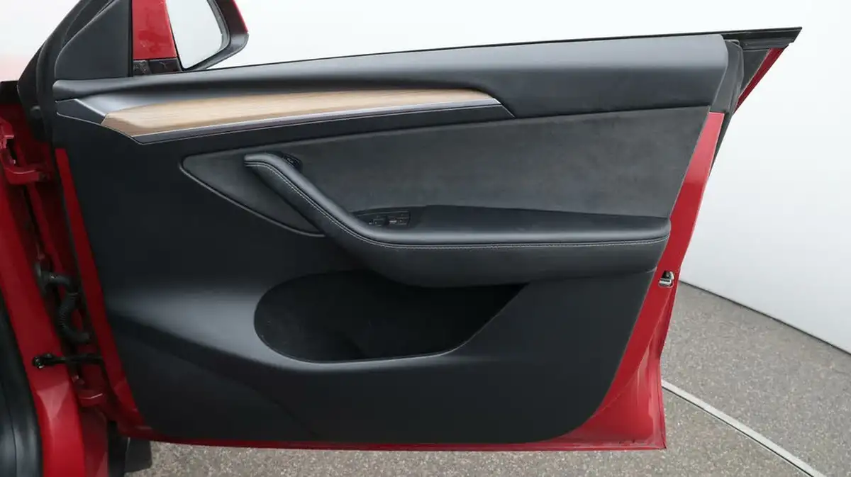 2022-tesla-model-y-e-long-range-big-15