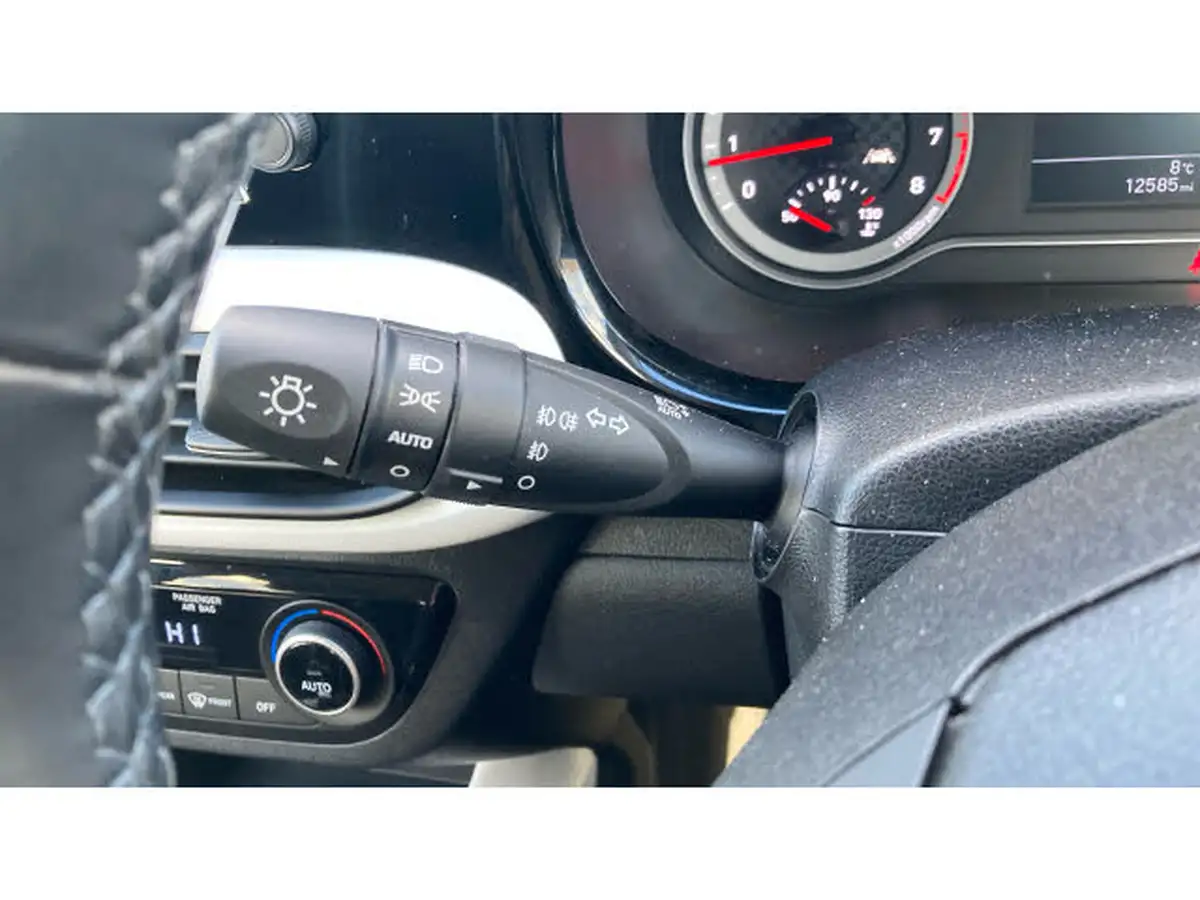 2022-hyundai-i10-12-premium-big-38