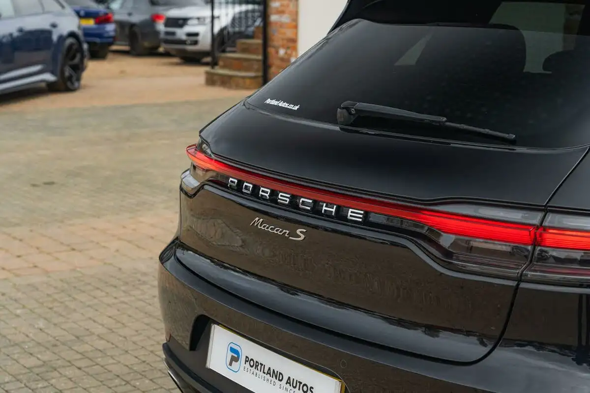 2020-porsche-macan-30-s-big-17