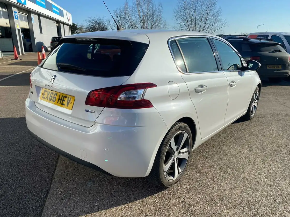 2016-peugeot-308-12-puretech-allure-130bhp-eat6-big-5