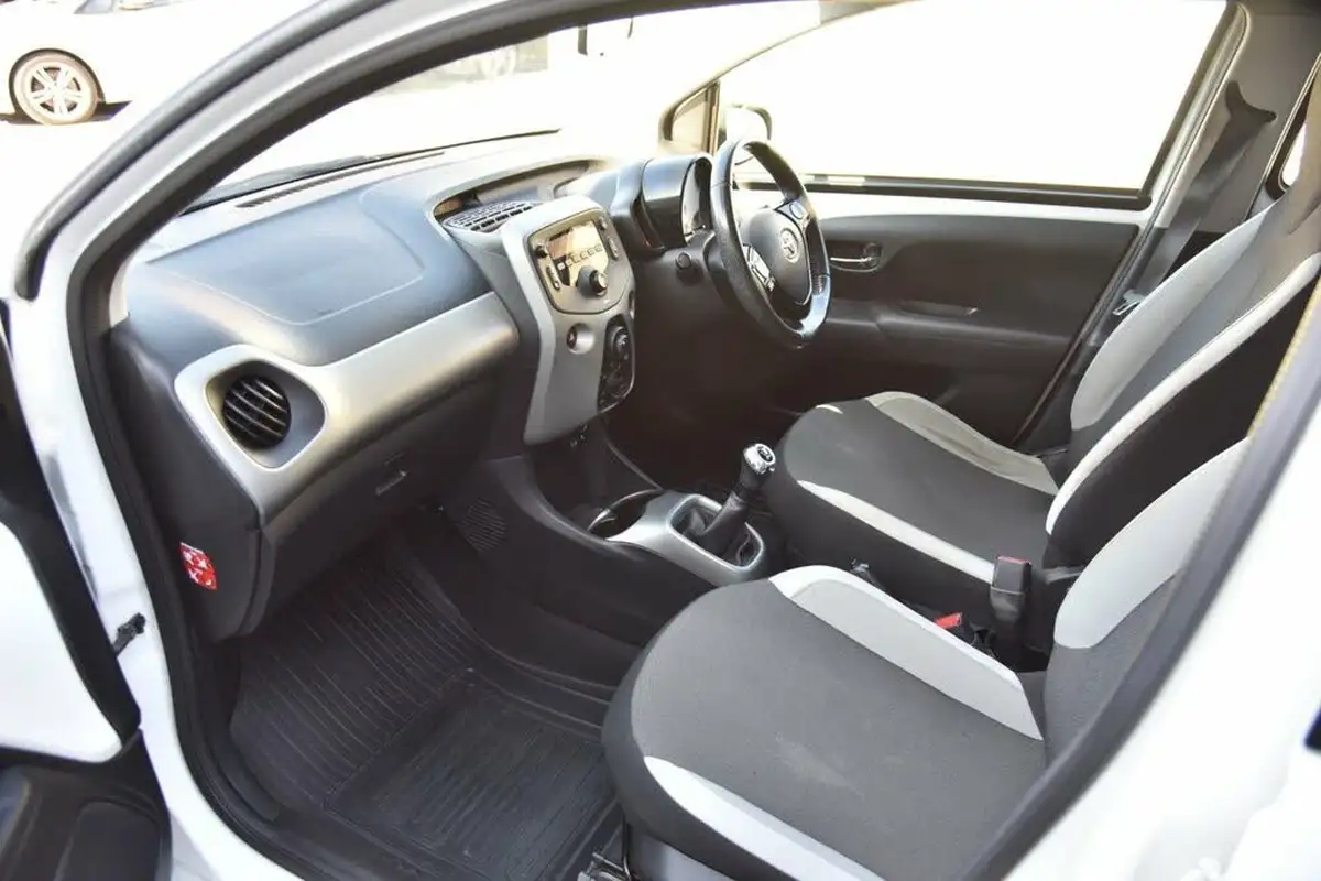 2016-toyota-aygo-10-vvt-i-x-play-68bhp-5d-big-23