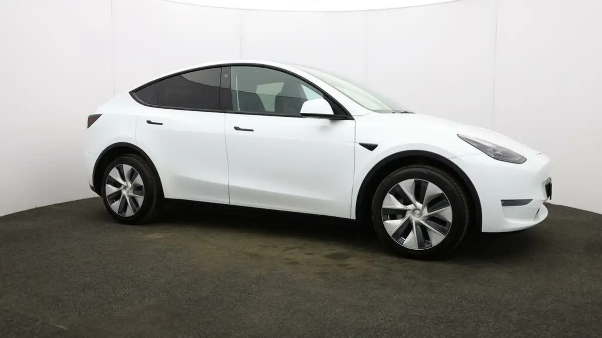 2022-tesla-model-y-e-long-range-big-43