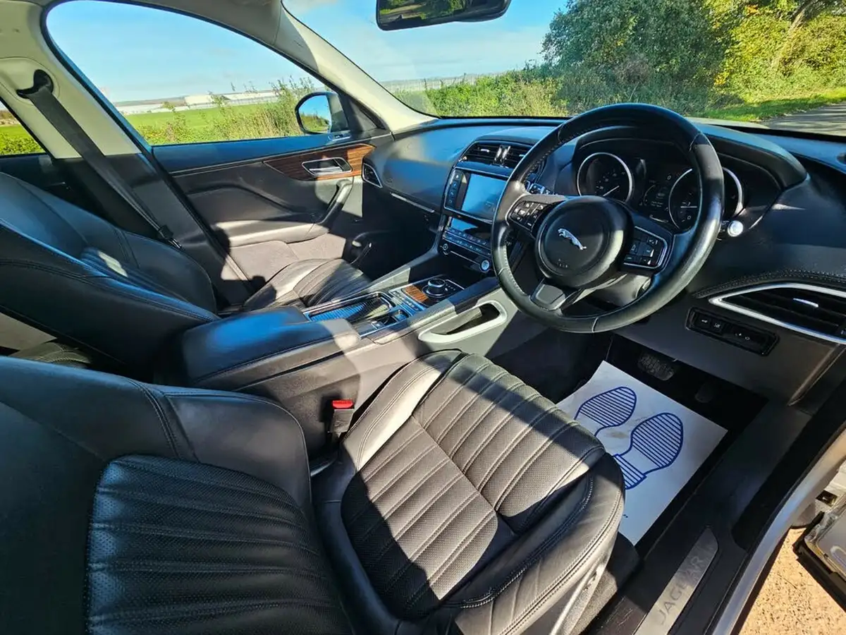 2016-jaguar-f-pace-20-i4d-portfolio-awd-auto-big-9