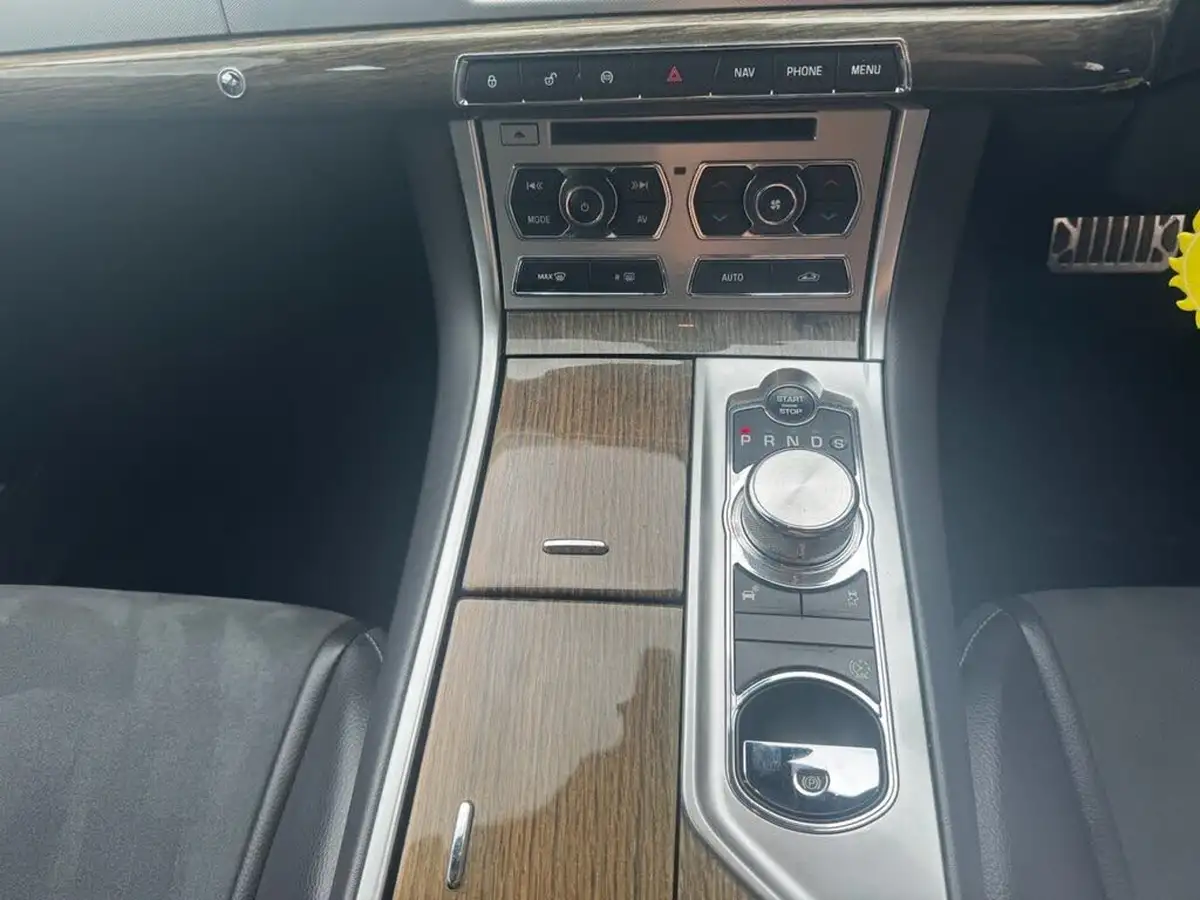 2014-jaguar-xf-22td-r-sport-200ps-saloon-4d-big-26