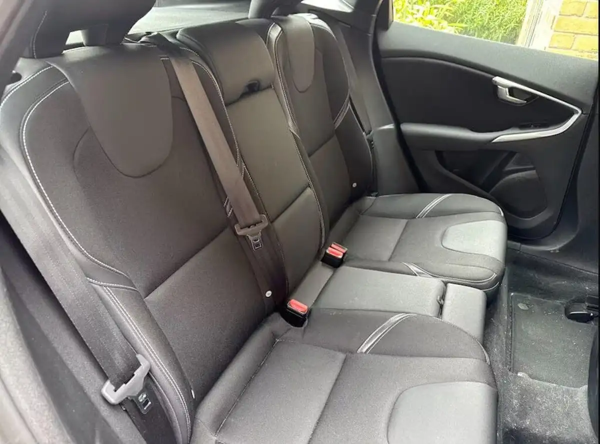 2016-volvo-v40-15-t2-momentum-big-6