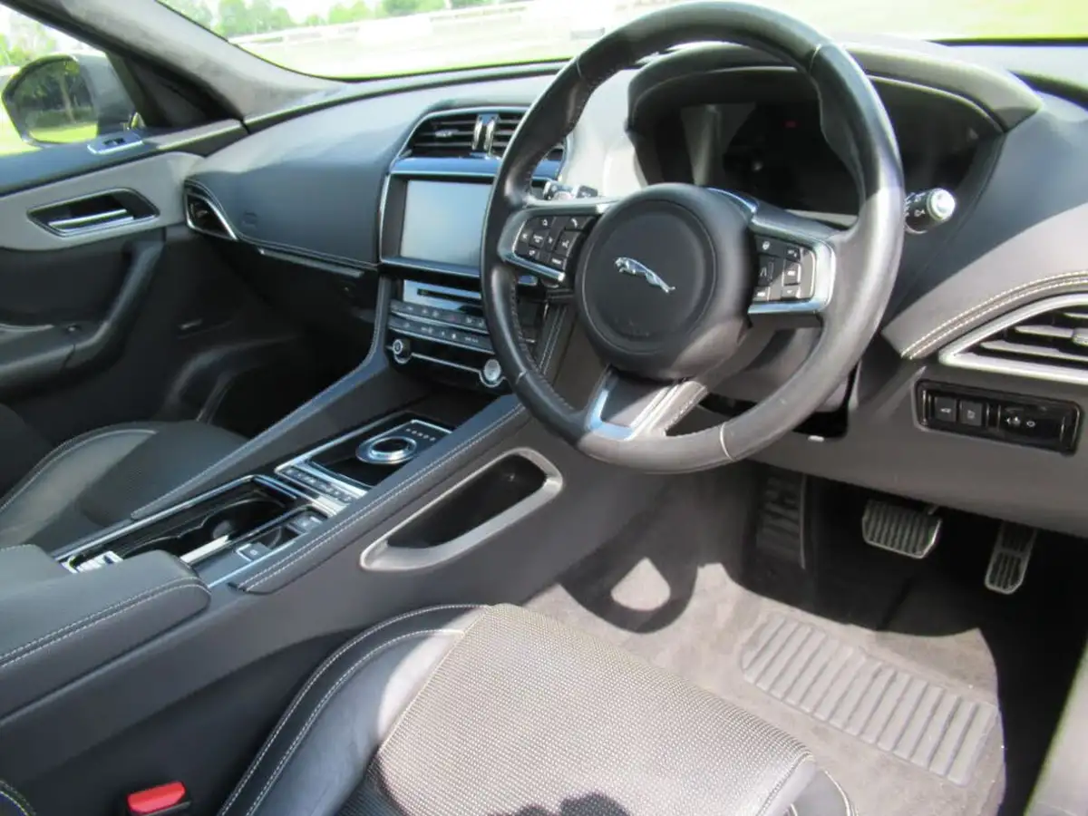 2019-jaguar-f-pace-20-i4d-chequered-flag-180ps-big-13