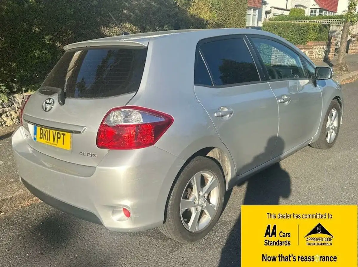 2011-toyota-auris-16-tr-130bhp-auto-seq-big-2