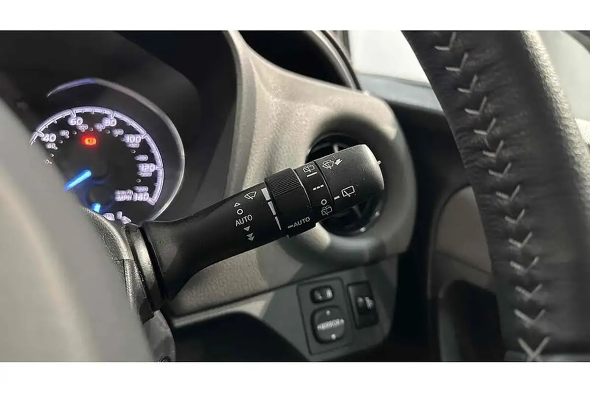 2018-toyota-yaris-15-vvt-i-icon-tech-111bhp-1496cc-cvt-big-28
