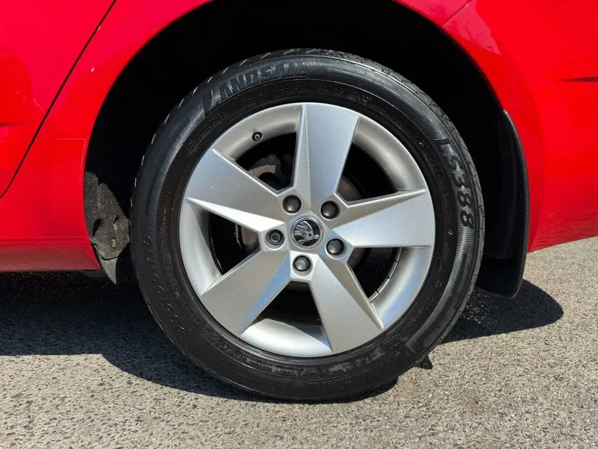 2019-skoda-octavia-16tdi-se-technology-estate-big-11