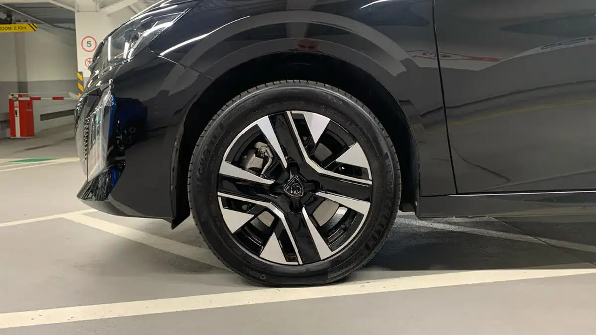 2024-peugeot-208-e-e-style-big-13