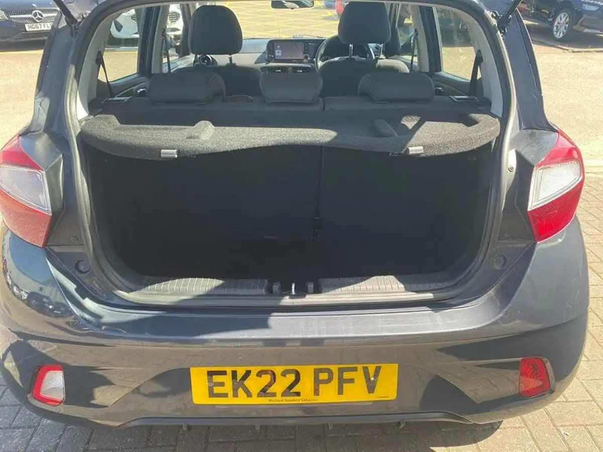 2022-hyundai-i10-12-se-connect-big-17