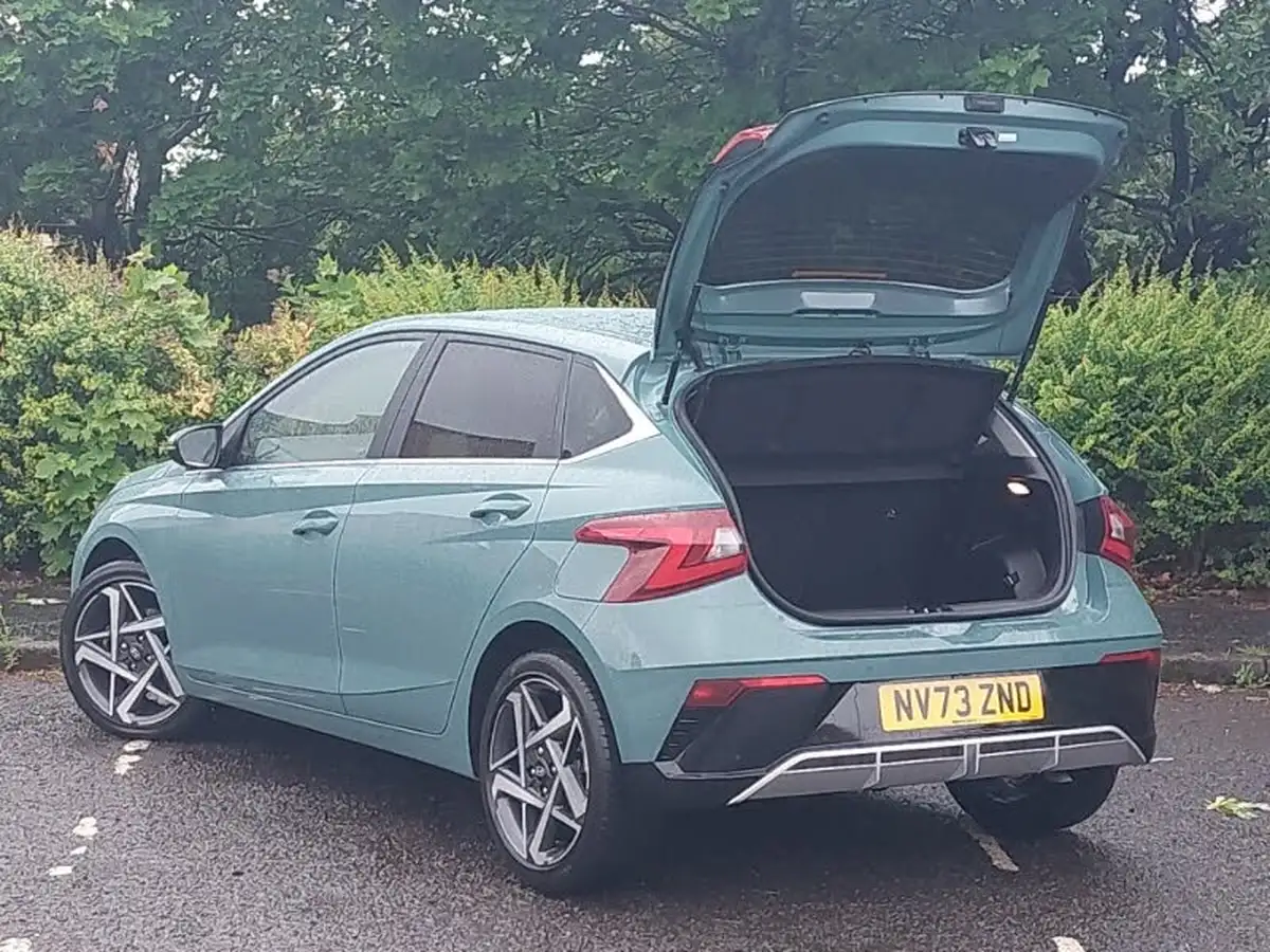 2023-hyundai-i20-10-t-gdi-premium-two-tone-roof-big-17