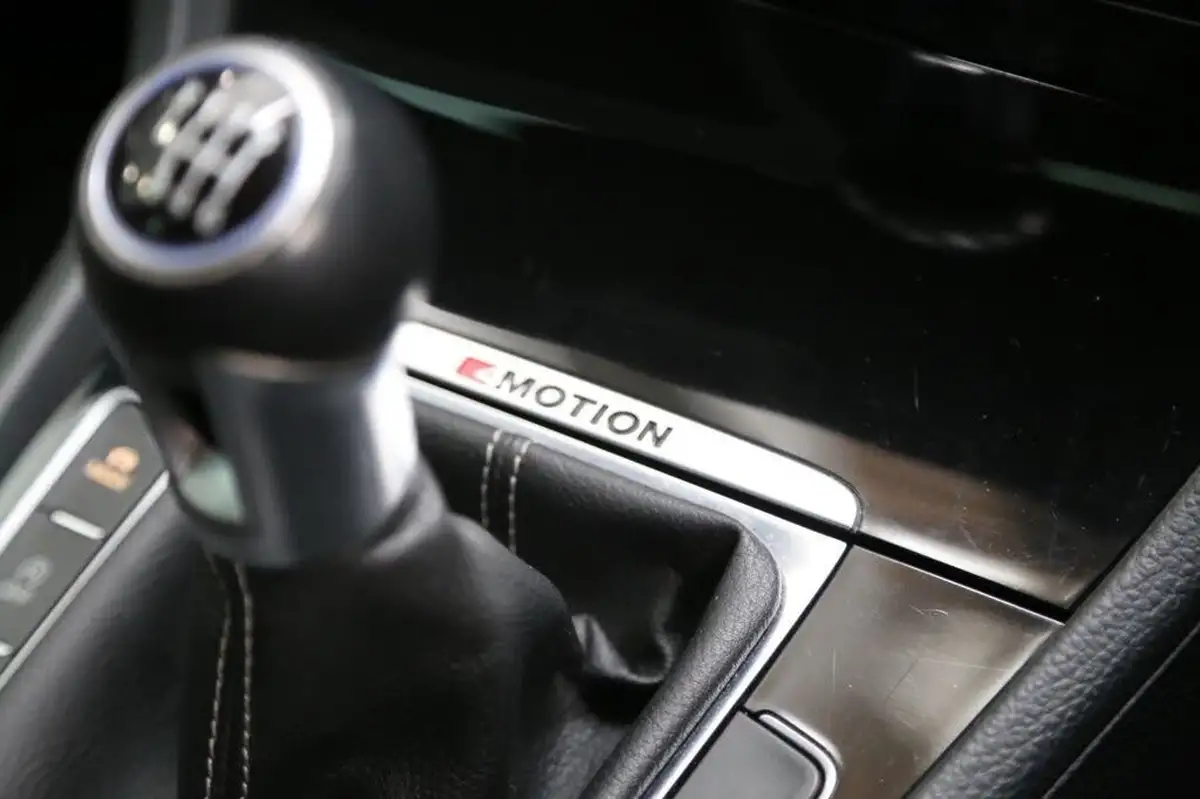 2015-volkswagen-golf-20-tsi-r-hatchback-5d-big-19
