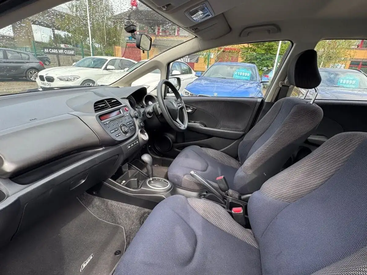 2011-honda-jazz-14-es-cvt-big-11