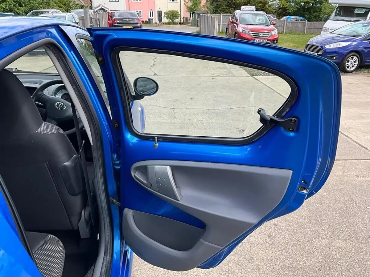 2010-toyota-aygo-10-aygo-blue-vvt-i-5d-big-51