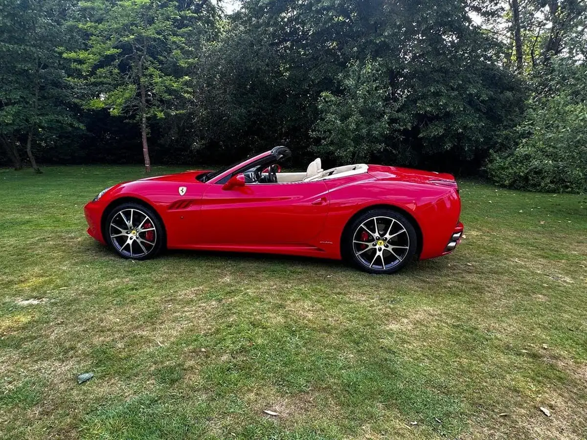 2010-ferrari-california-43-big-38
