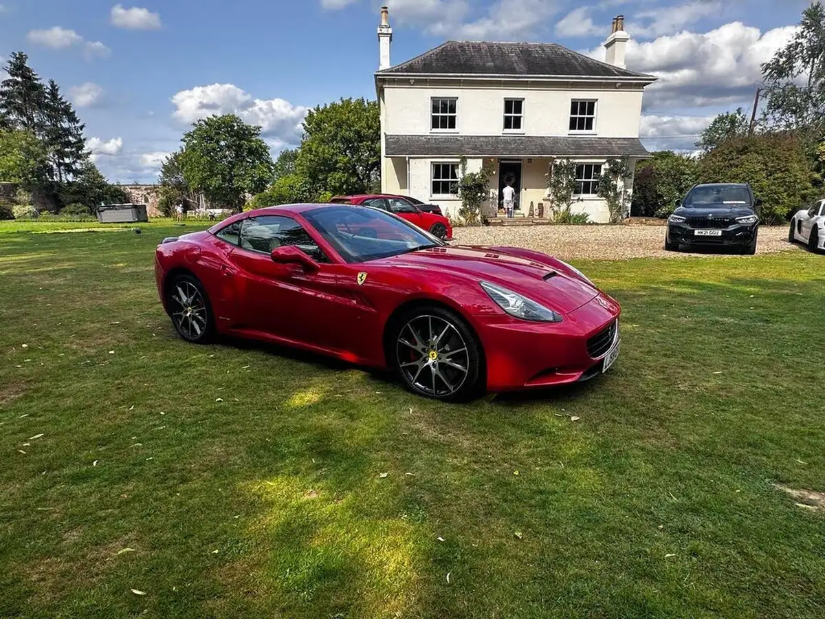 2010-ferrari-california-43-big-14