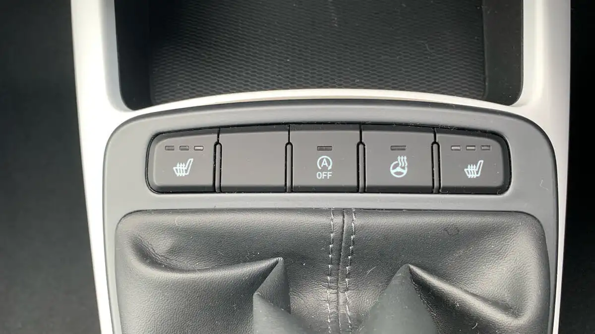 2022-hyundai-i10-12-premium-big-17