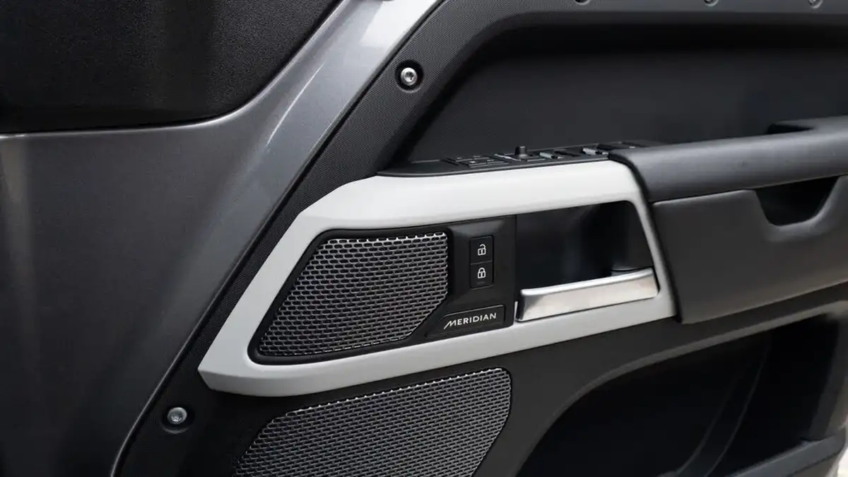 2024-land-rover-110-defender-30-d300-x-dynamic-hse-big-35