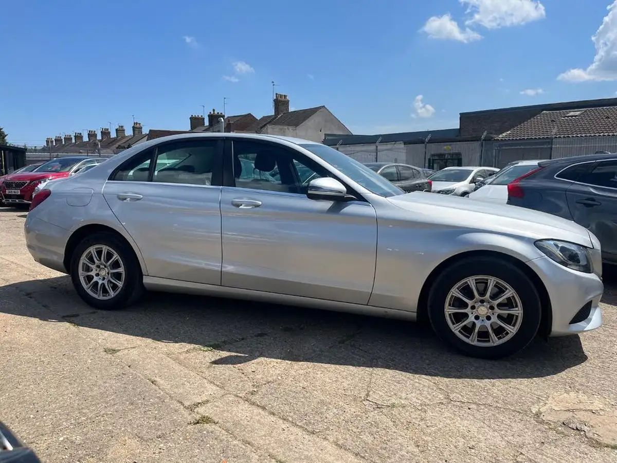 2016-mercedes-benz-c-class-21d-c220d-se-ss-saloon-4d-big-3