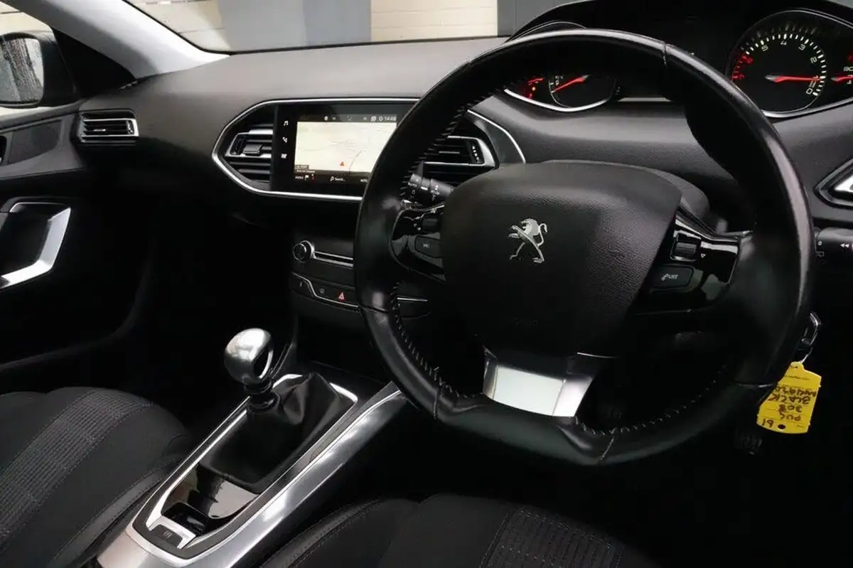2019-peugeot-308-12-puretech-allure-110bhp-big-23