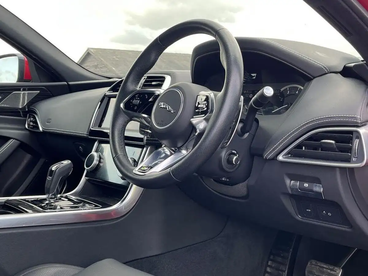 2024-jaguar-xe-big-15