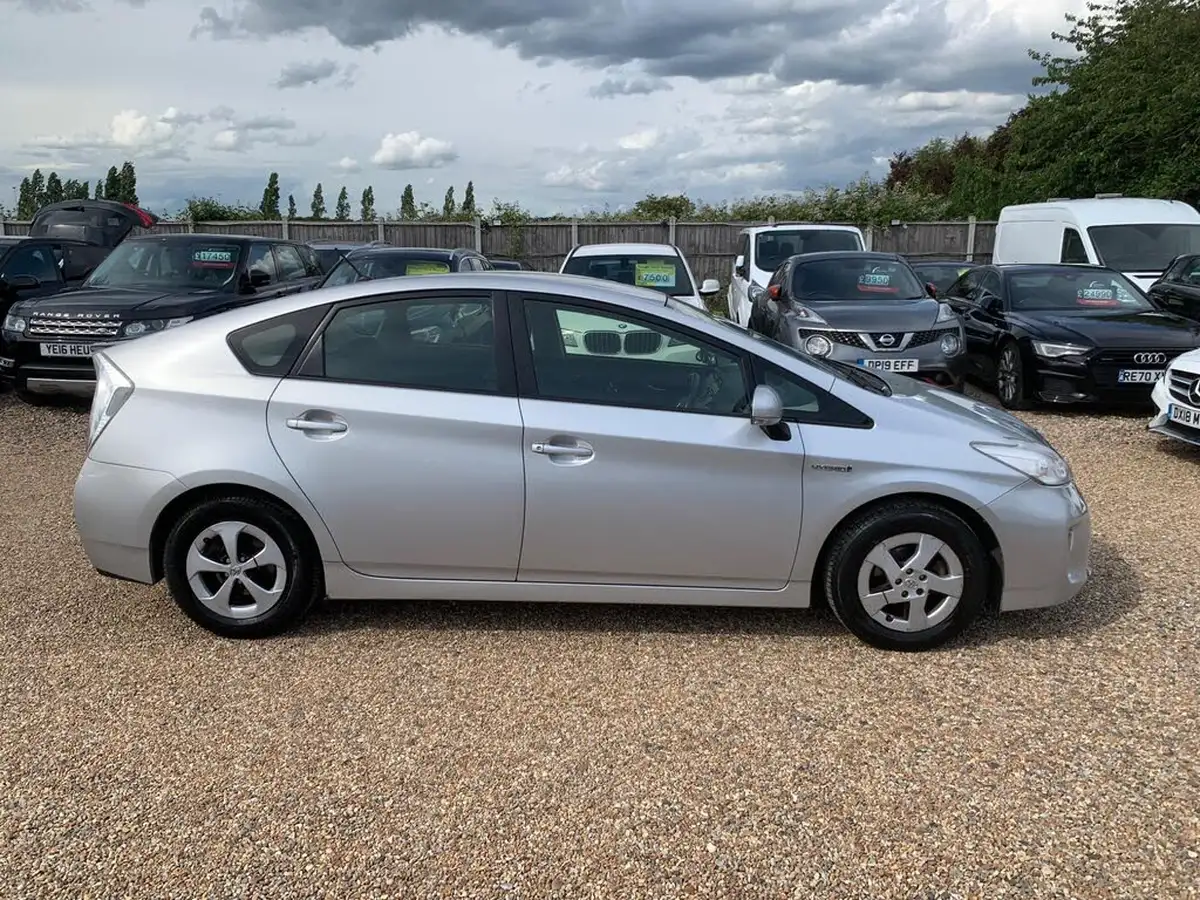 2012-toyota-prius-18-vvt-i-t3-1798cc-big-7