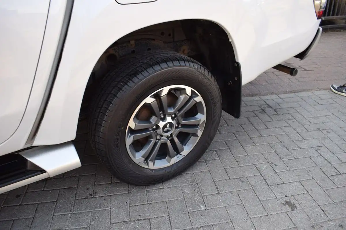 2021-mitsubishi-l200-22di-d-warrior-big-38