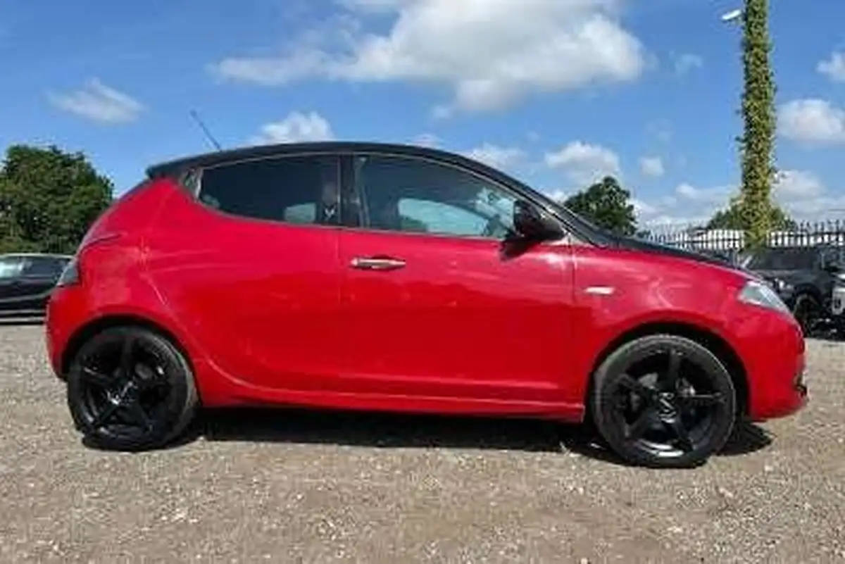 2013-chrysler-ypsilon-12-blackred-big-2