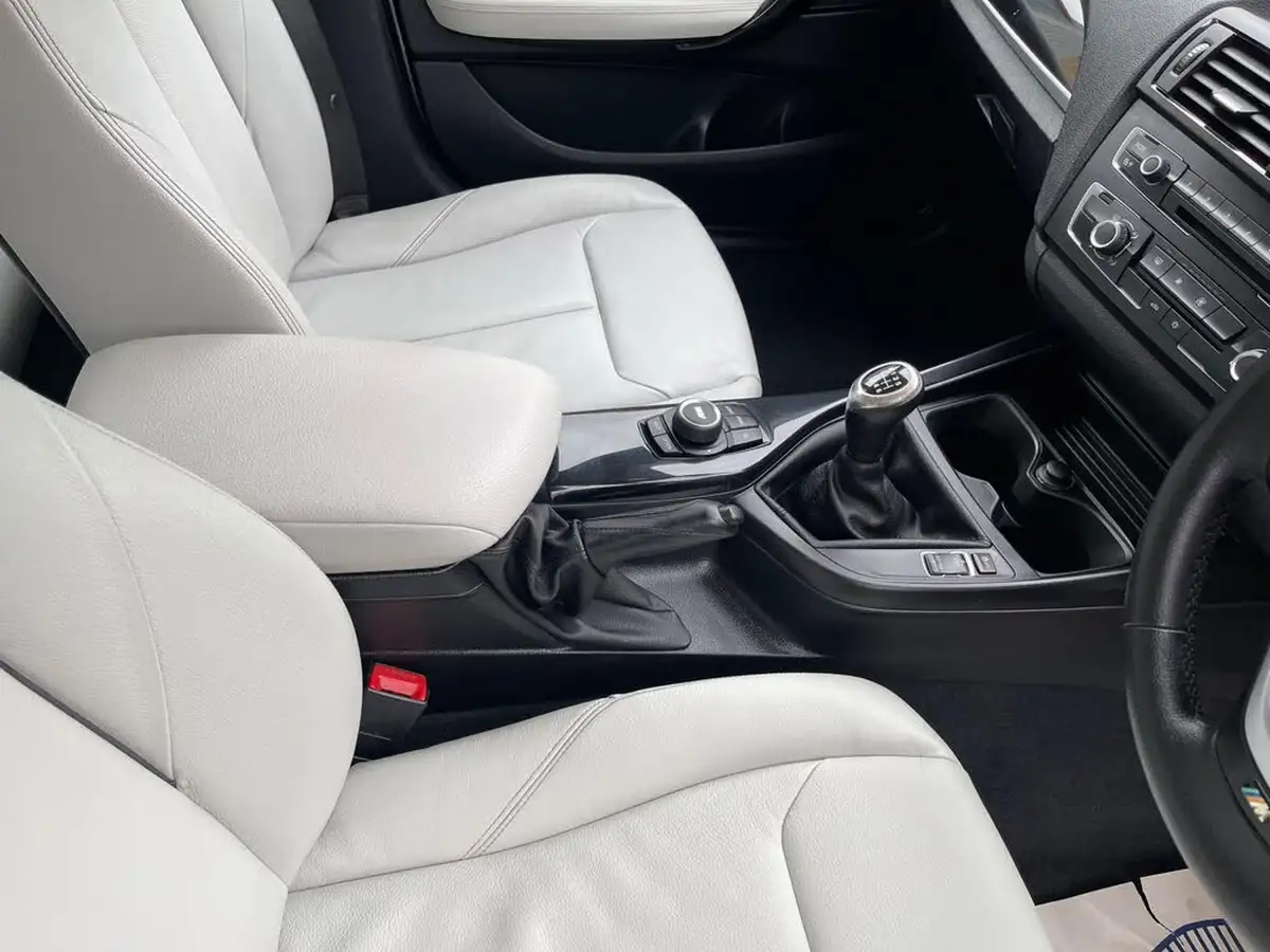 2012-bmw-1-series-20td-118d-urban-hatchback-5d-big-9