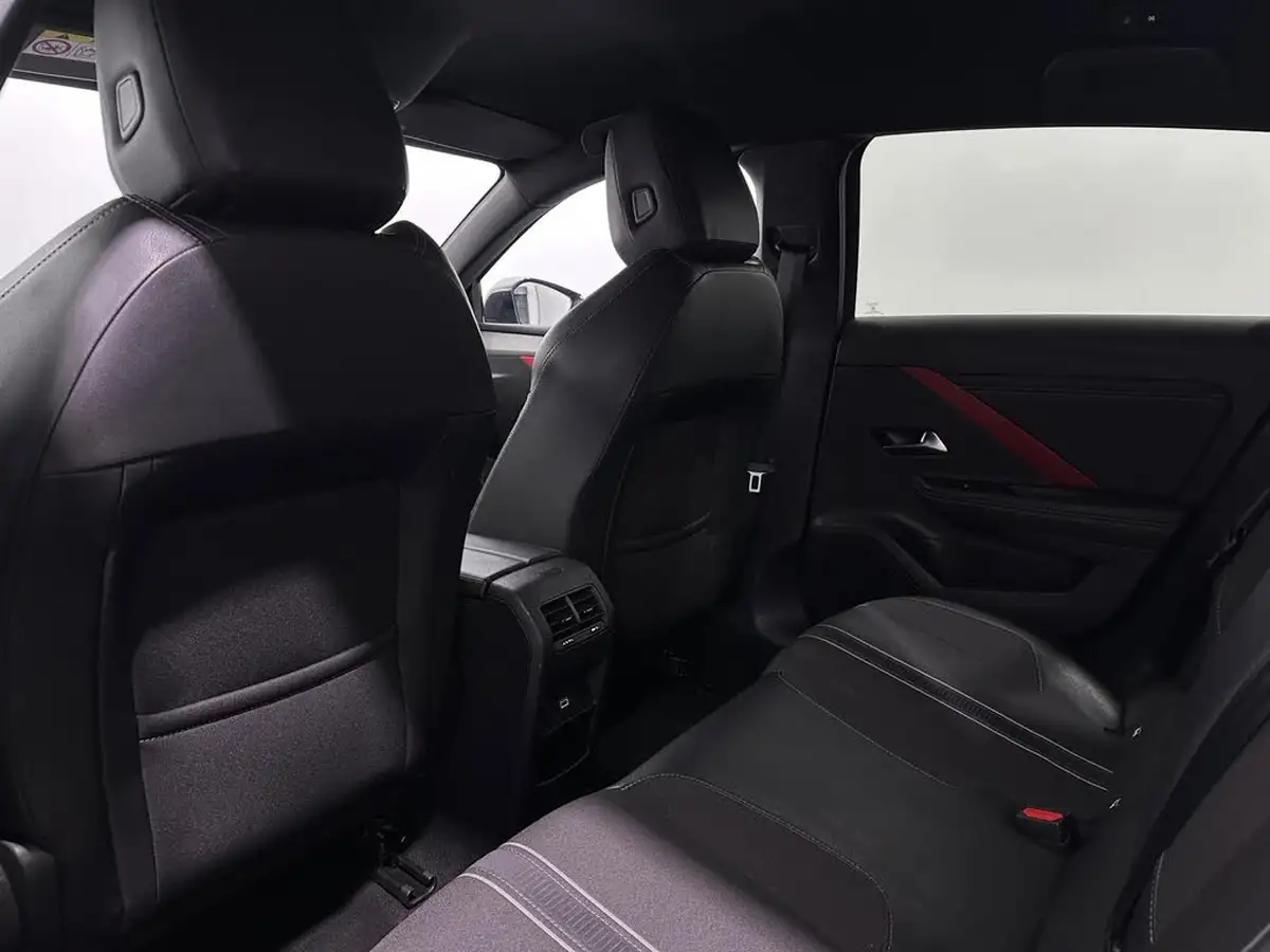 2022-vauxhall-astra-12-turbo-gs-line-hatchback-big-39