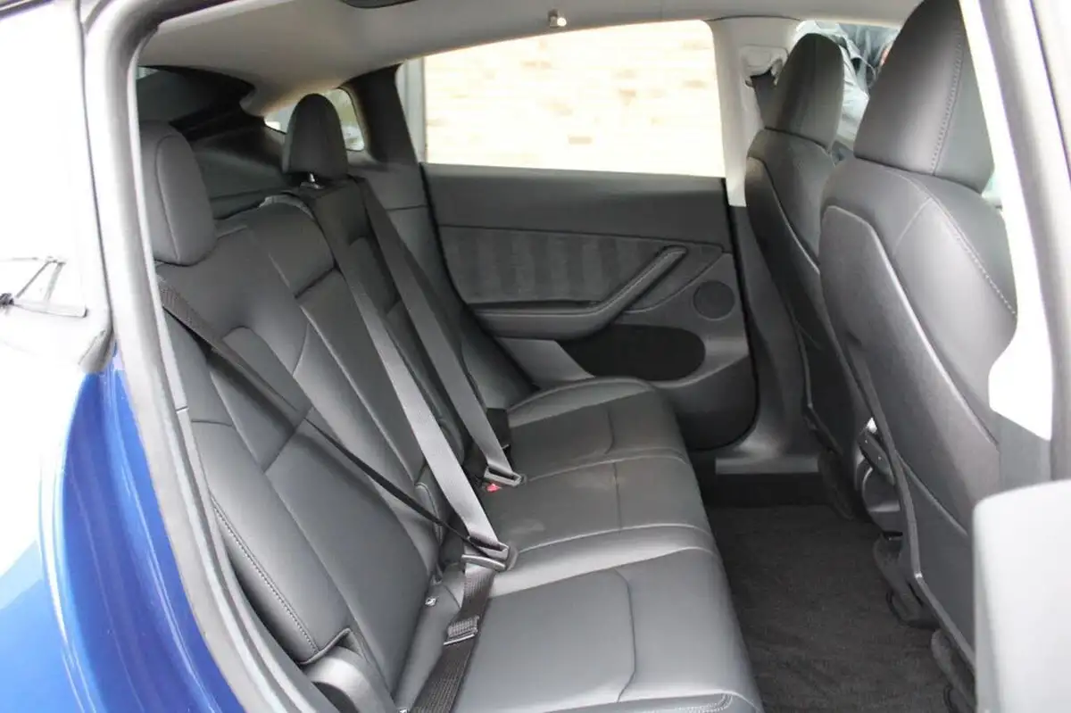 2022-tesla-model-y-e-long-range-big-17