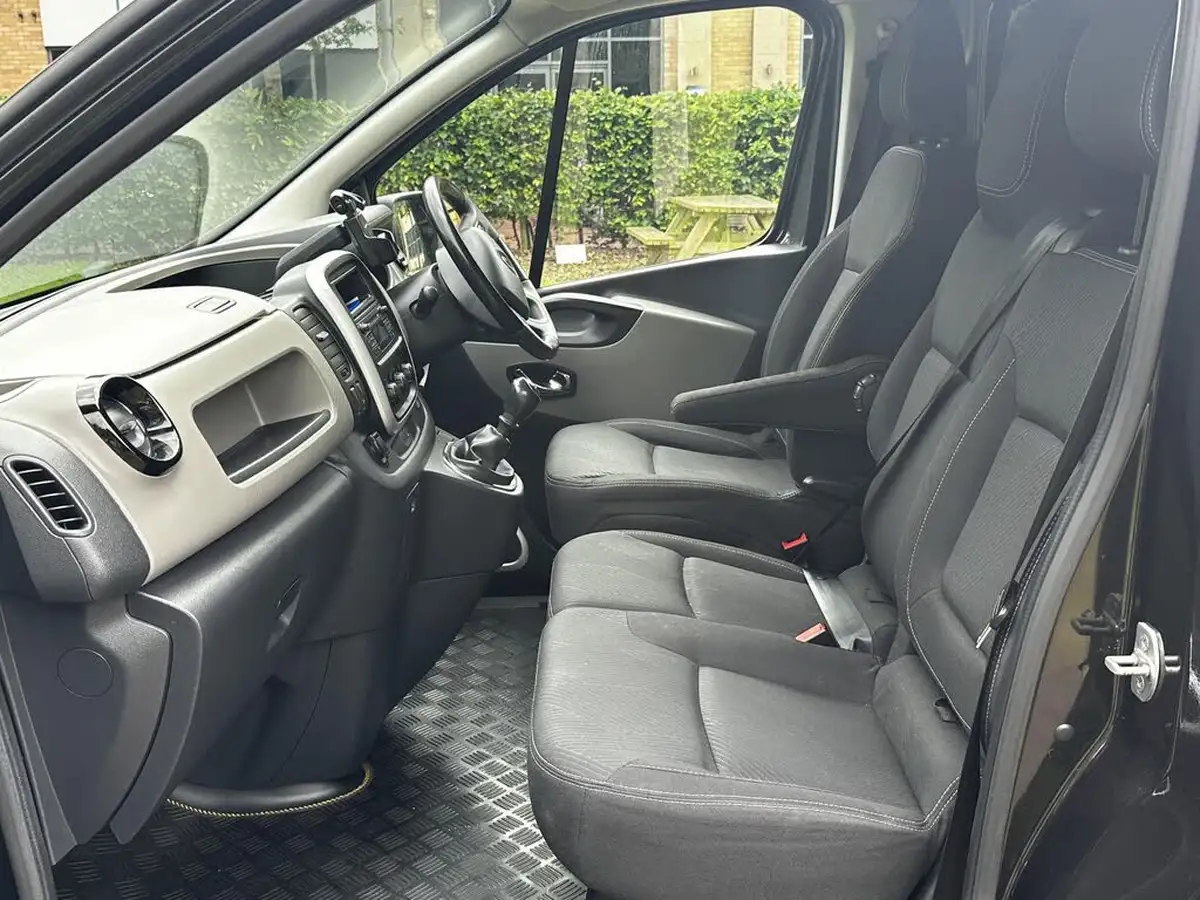 2017-renault-trafic-16dci-sl27-125-formula-edition-big-34