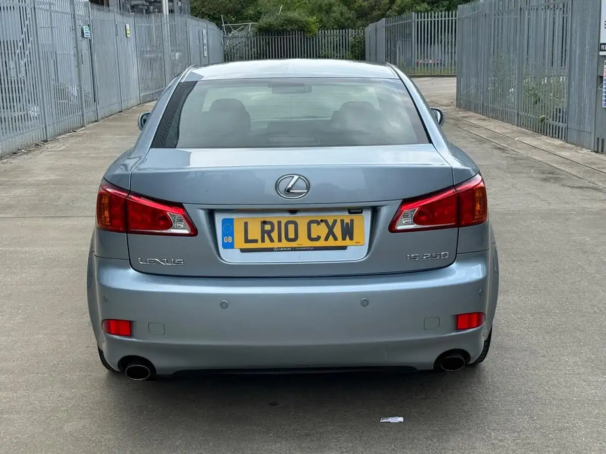 2010-lexus-is-250-25-se-i-dab-saloon-4d-auto-big-9