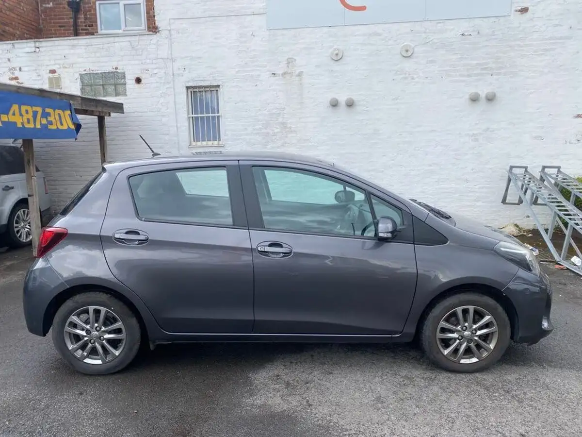 2015-toyota-yaris-133-icon-vvt-i-5d-big-15