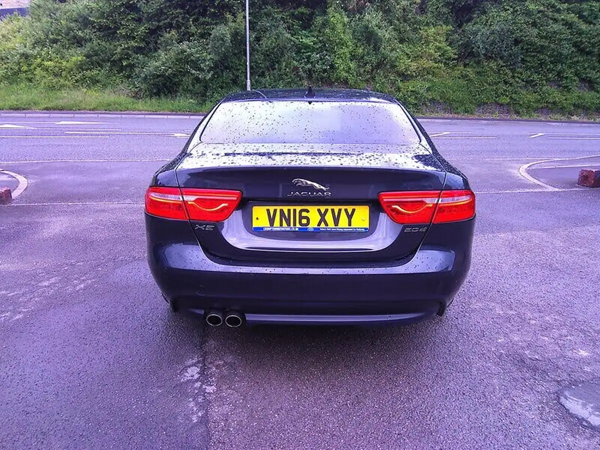 2016-jaguar-xe-20d-se-180ps-big-8