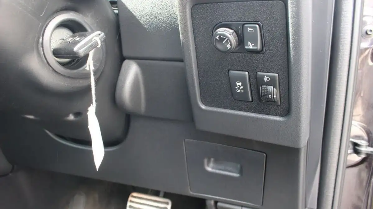 2013-nissan-qashqai-16-360-cvt-big-14