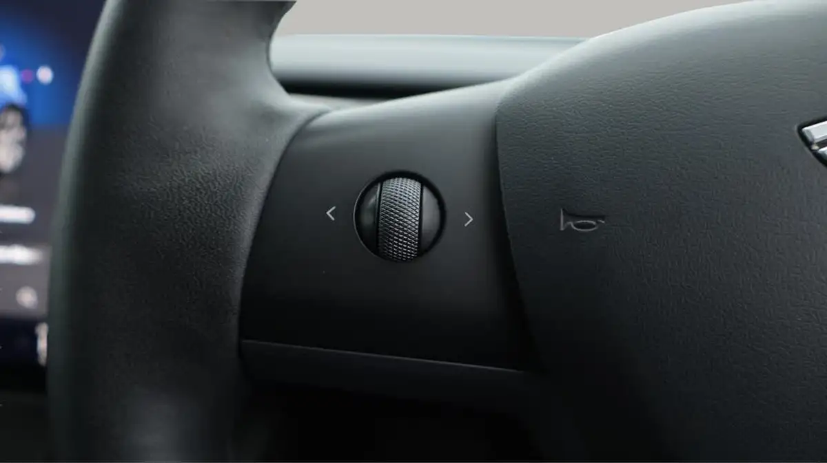 2022-tesla-model-y-e-long-range-big-24