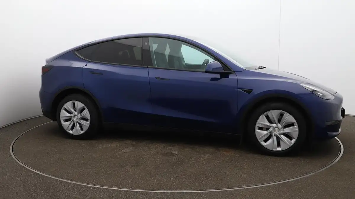 2022-tesla-model-y-e-long-range-big-48