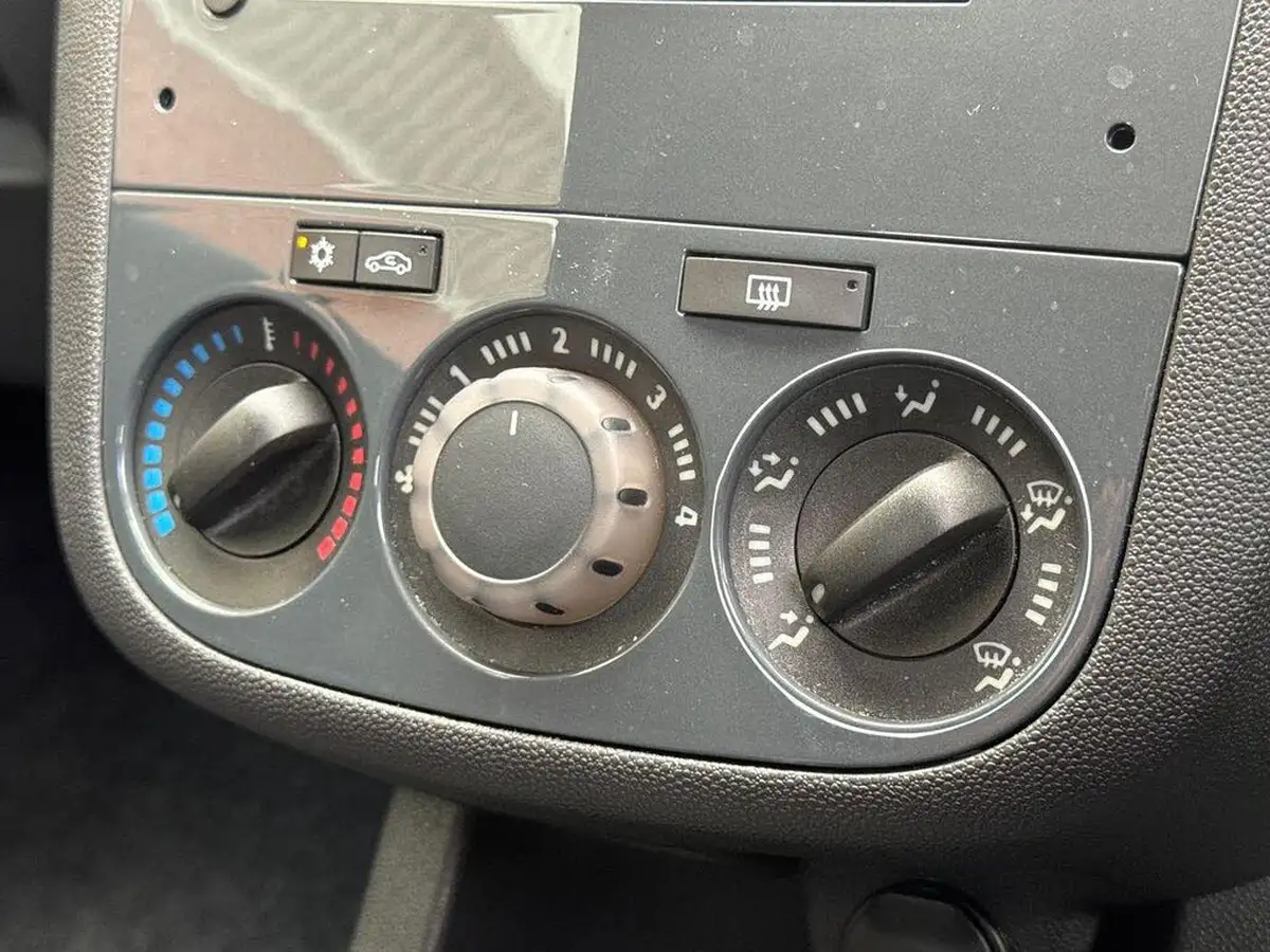 2012-vauxhall-corsa-14-se-3d-auto-big-18