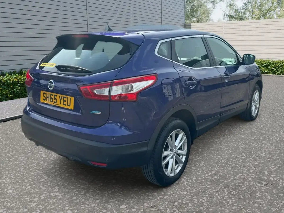 2015-nissan-qashqai-15dci-acenta-smart-vision-pack-big-3