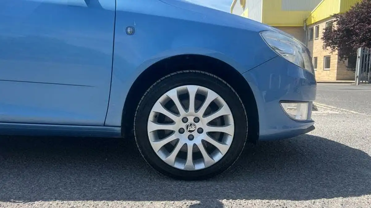 2014-skoda-fabia-12-elegance-hatchback-dsg-big-4